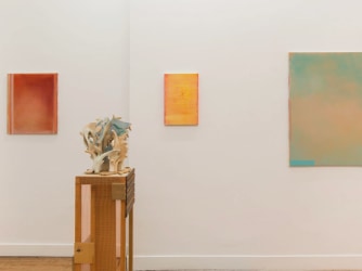 Deze expo zegt niets. En dat is precies waarom je moet gaan: The Quiet Between Things bij Eva Steynen Gallery