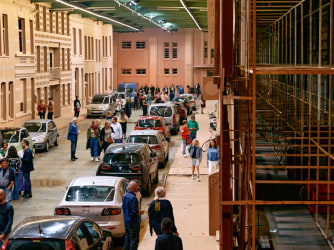 Thomas Verstraeten: het stadsleven op een sokkel