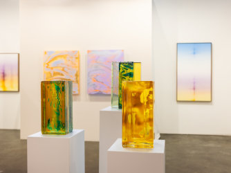 Spatial Shade: Lisette Schumacher's nieuwe serie sculpturen van gekleurd glas