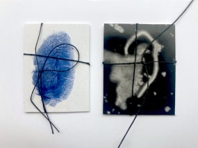Eva-Maria Schön, 2 Fingerabdrucke + Fingerabdruck/Foto, Faden. Recto/Verso.