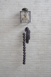 Guido Geelen, zonder titel, klok met appel en lap "Schone appels zijn ook wel zuur"