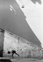 Thomas Hoepker, Boy playing in the street, Naples