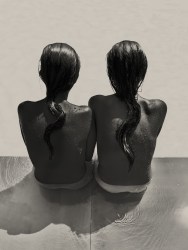 Neeltje de Vries, BY THE POOL