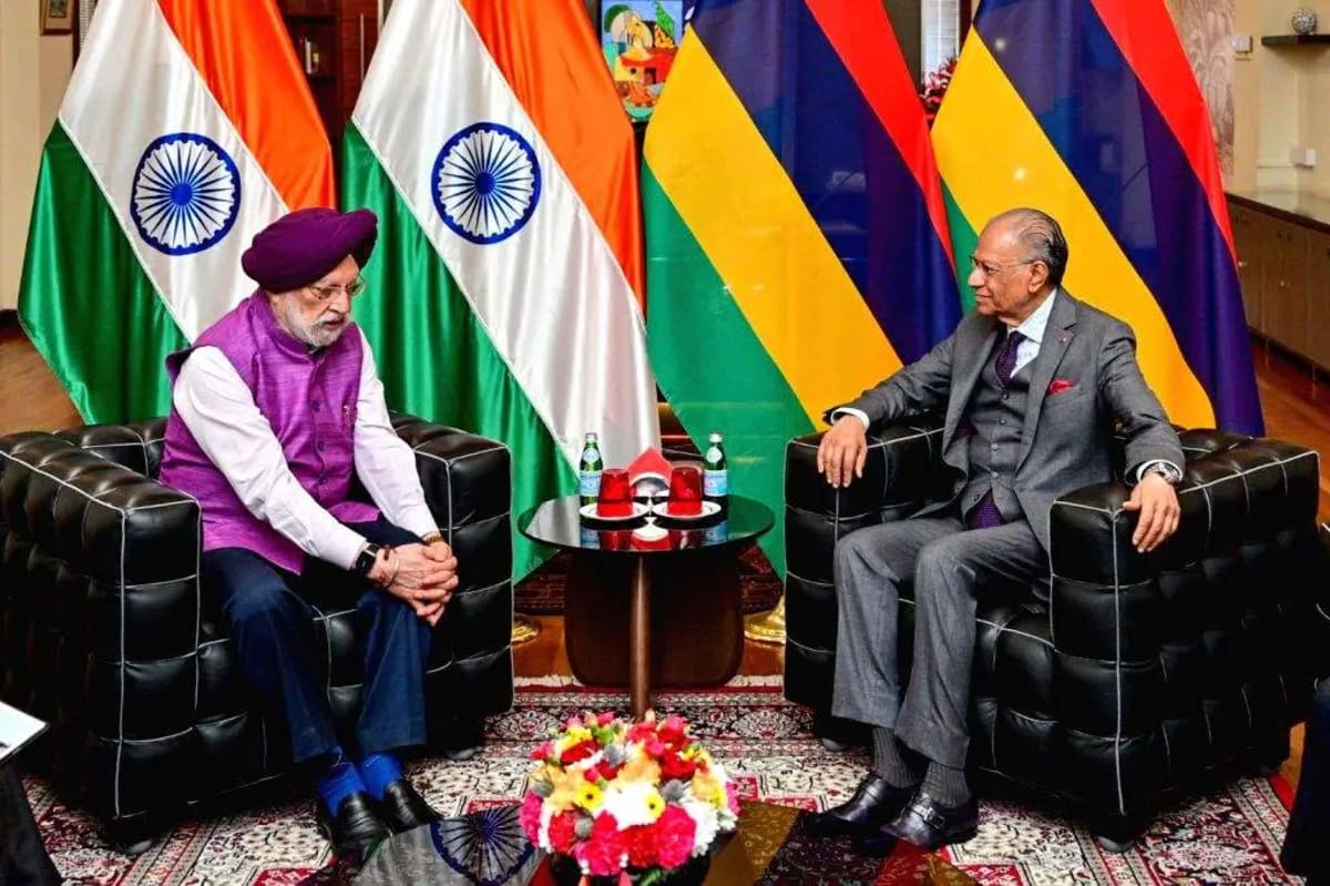 Union Minister Hardeep Singh Puri meeting Mauritius Prime Minister Navinchandra Ramgoolam during India-Mauritius energy cooperation discussions.