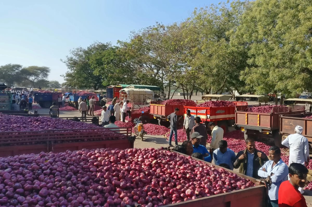 Kanda Express carries buffer-stock onions from Nashik to Delhi to check rising prices