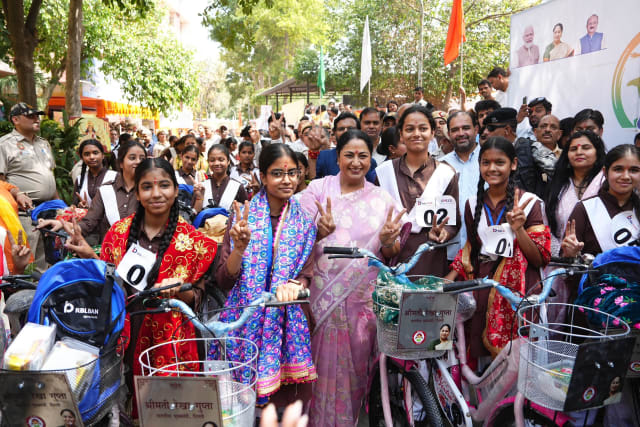 Delhi CM Rekha Gupta Distributes Bicycles to 3,000 Girl Students Under Vidya Vahini Yojana - Nation Path India