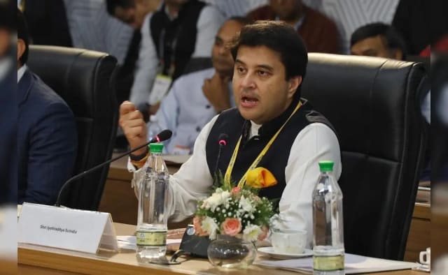 Jyotiraditya Scindia with BRICS delegations at the 12th BRICS Communications Ministers Meeting in Pune.