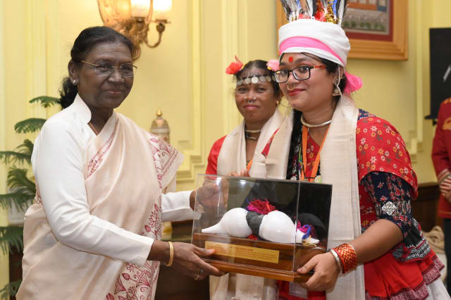 President Droupadi Murmu interacts with artists from Odisha at Rashtrapati Bhavan