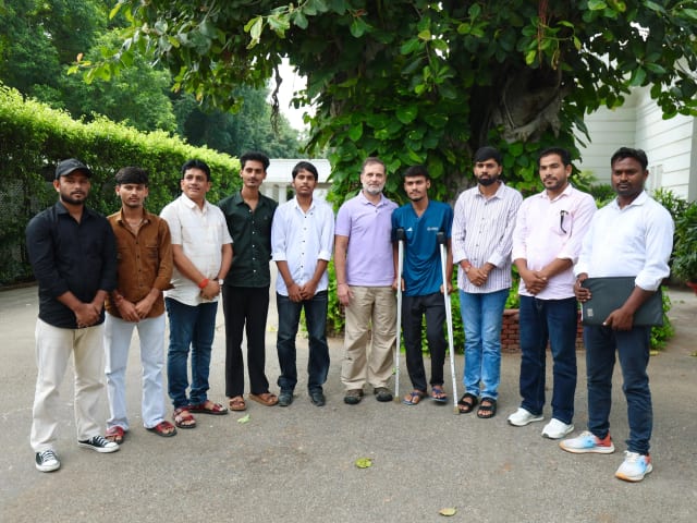 Rahul Gandhi meets Bihar students affected by protest-related police action
