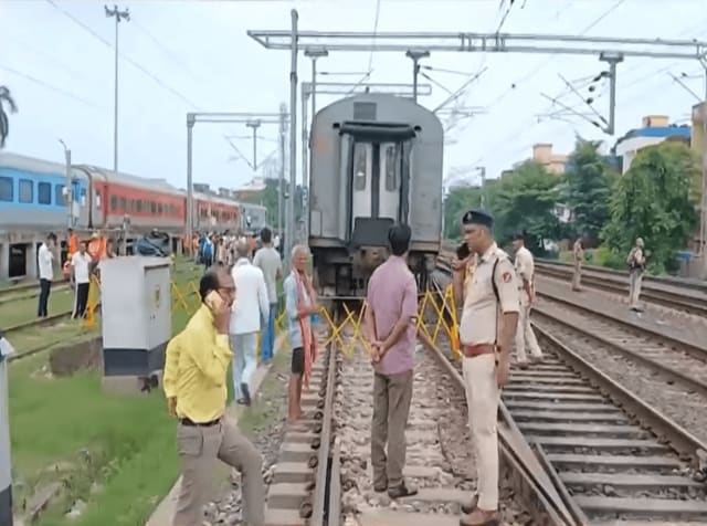 Mahananda Express Derails in Bihar: 2 Coaches Off Track, No Injuries Reported - NationPath Image