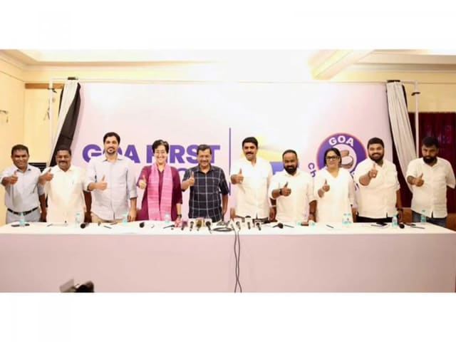 Arvind Kejriwal and Vijai Sardesai during the announcement of the Goa First alliance in Panaji