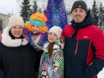 На открытии ледового городка на площади Советов было весело и взрослым, и детям