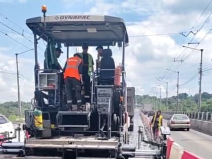 На Запсибовском мосту в Новокузнецке начали укладывать лучший асфальт в Кубассе (ВИДЕО)