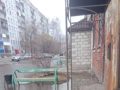 «Пора вызывать МЧС с лодками»: в Новокузнецке вокруг пятиэтажки образовался водоём (ФОТО)