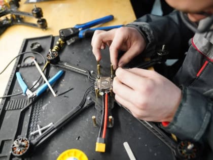 Илья Середюк ознакомился с образцами спецтехники для СВО, производимой в Кузбассе