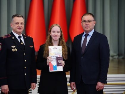 Губернатор Илья Середюк вручил паспорта кузбасским школьникам в честь Дня Конституции РФ