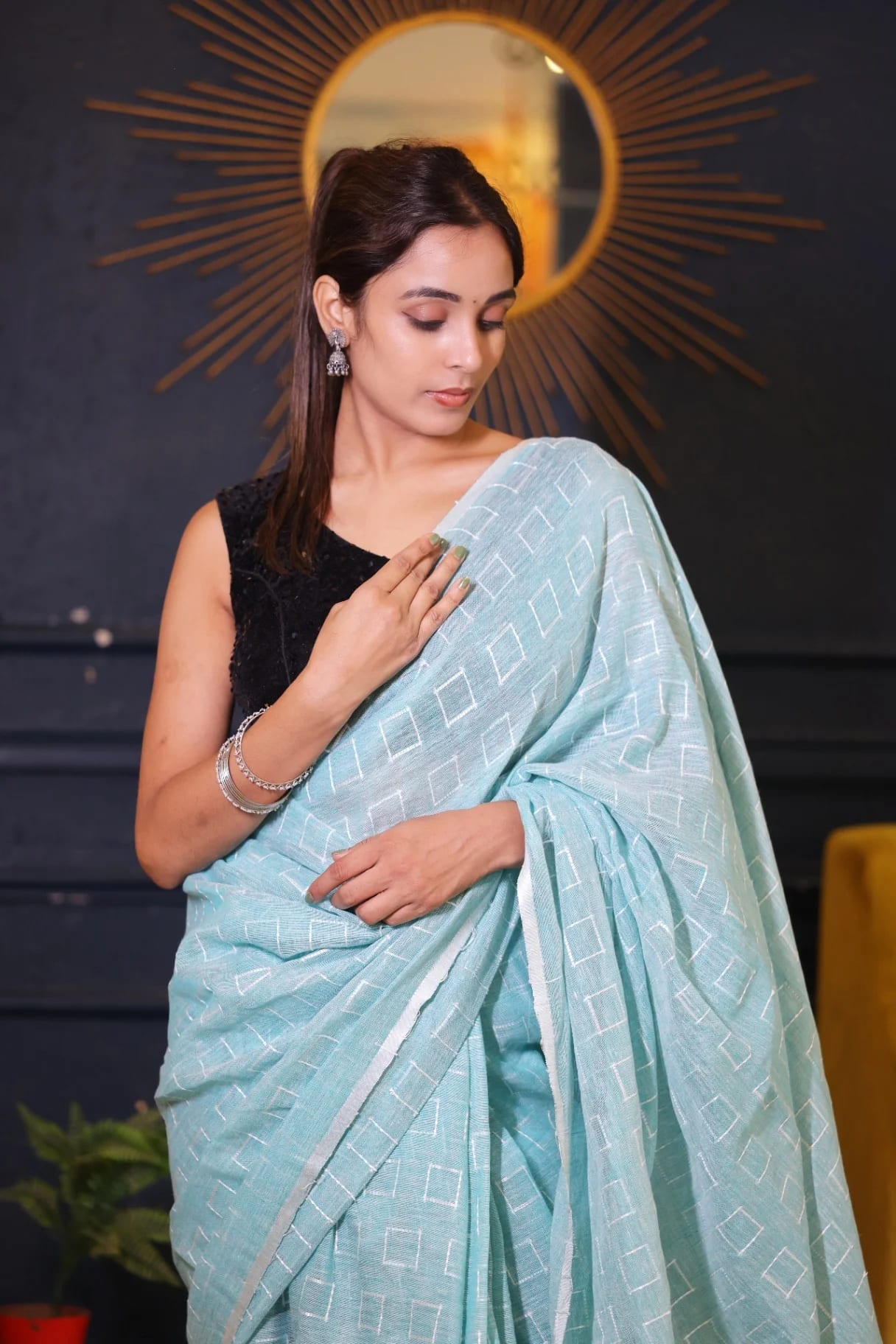 Premium  Linen Saree with Geometric Weave - Image 4