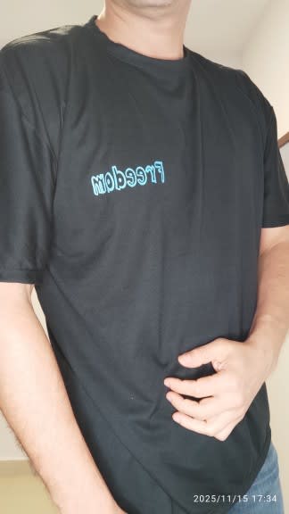 Camiseta negra con estampado en el pecho