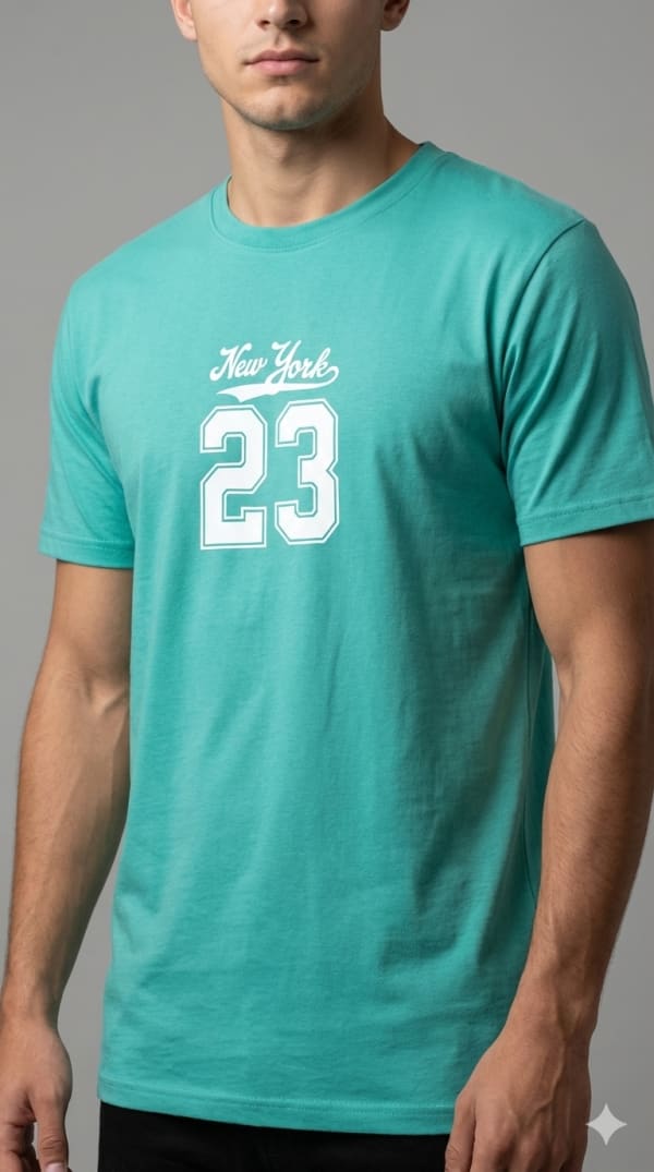 Hombre con camiseta turquesa con el número 23
