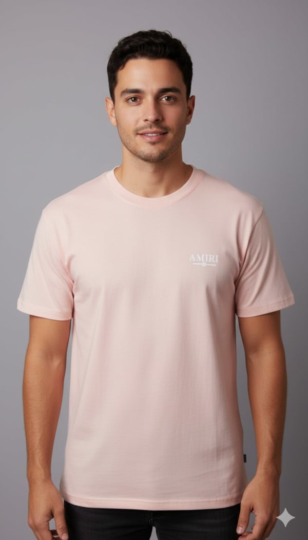 Hombre con camiseta rosa claro de cuello redondo