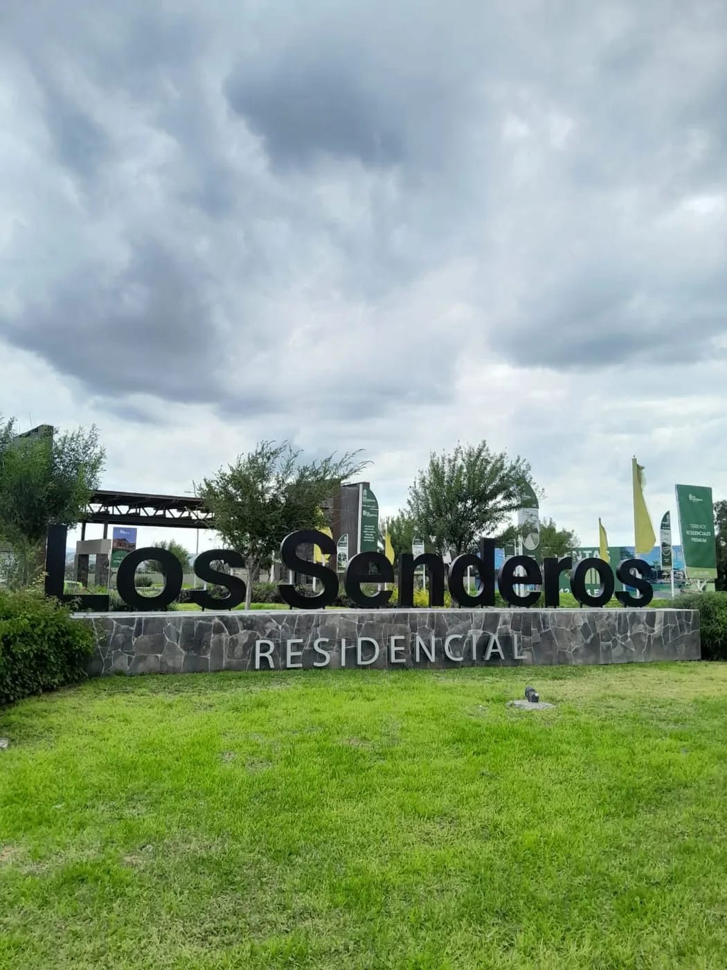 Anuncio de Letras 3D Acrílico Blanco rotlado con vinil traslucido, con Luz led