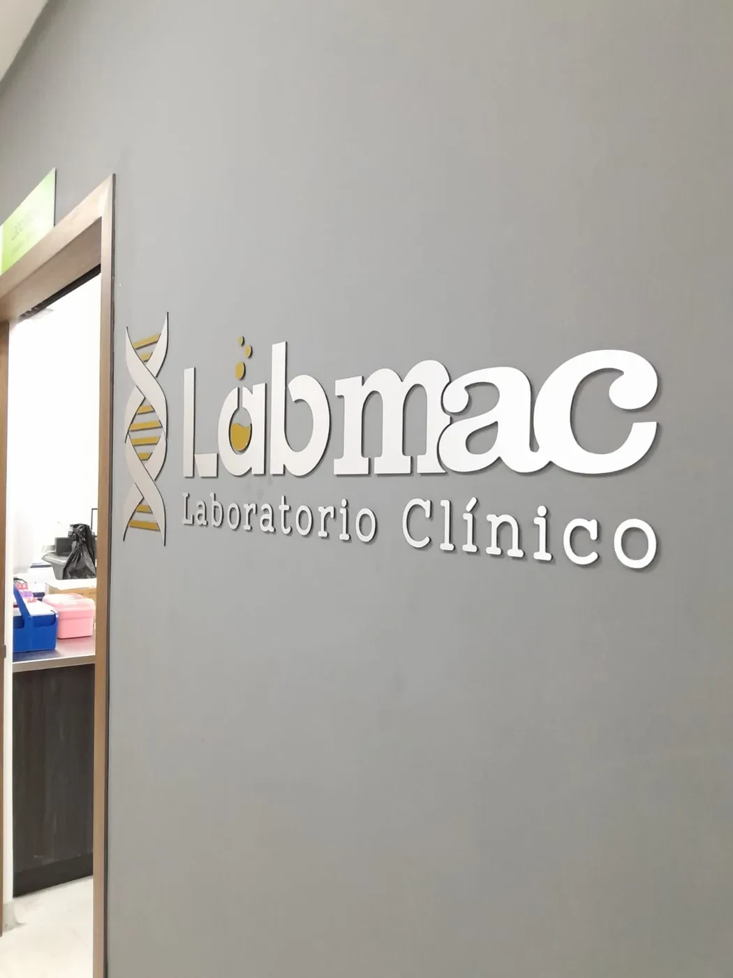 Anuncio luminoso de Acrílico tipo Caja y Letras 3D abricadas en acrilico con iluminacion led