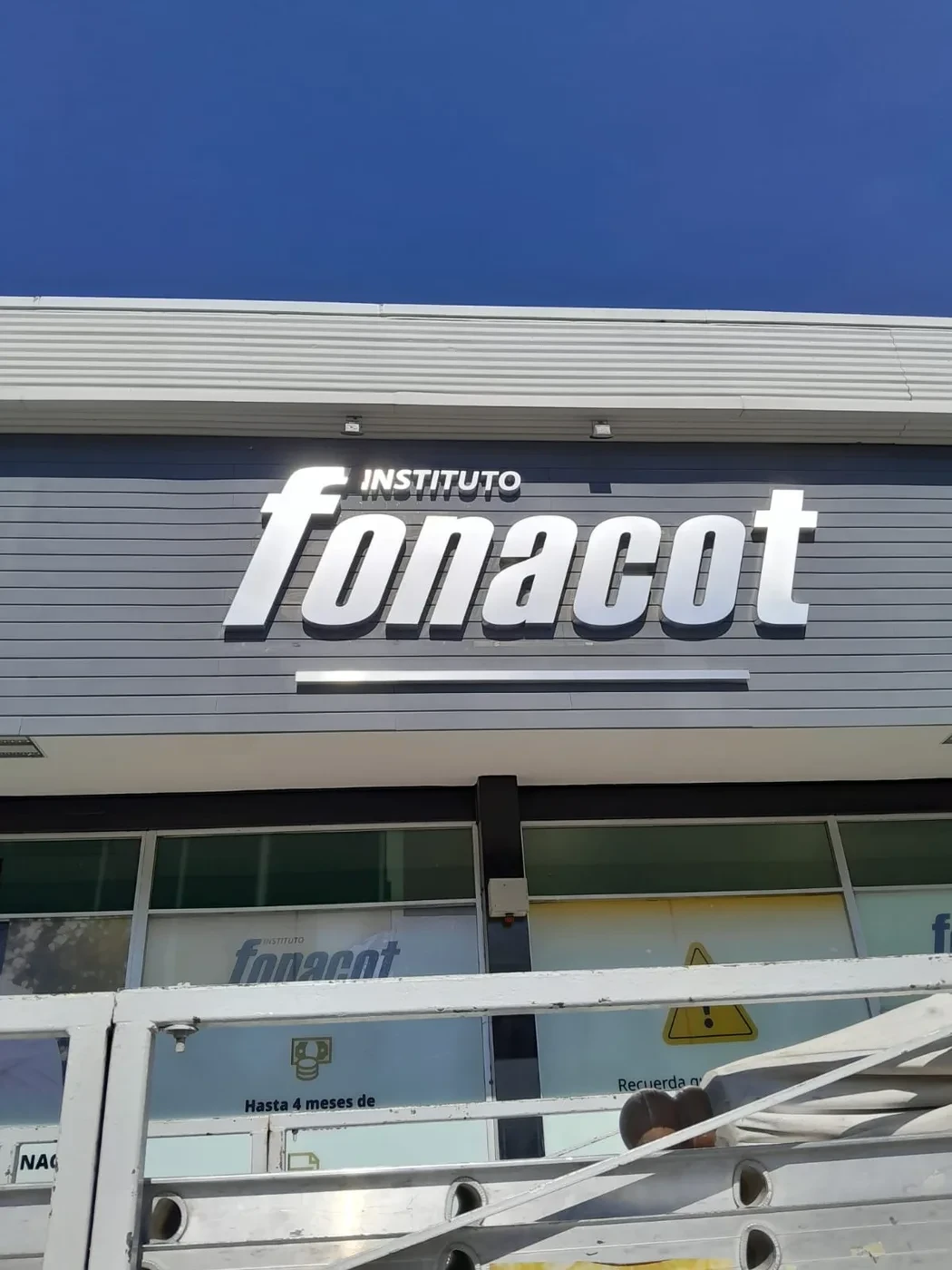 letras 3D con cantos de aluminio y frente de acrilico  iluminacion led