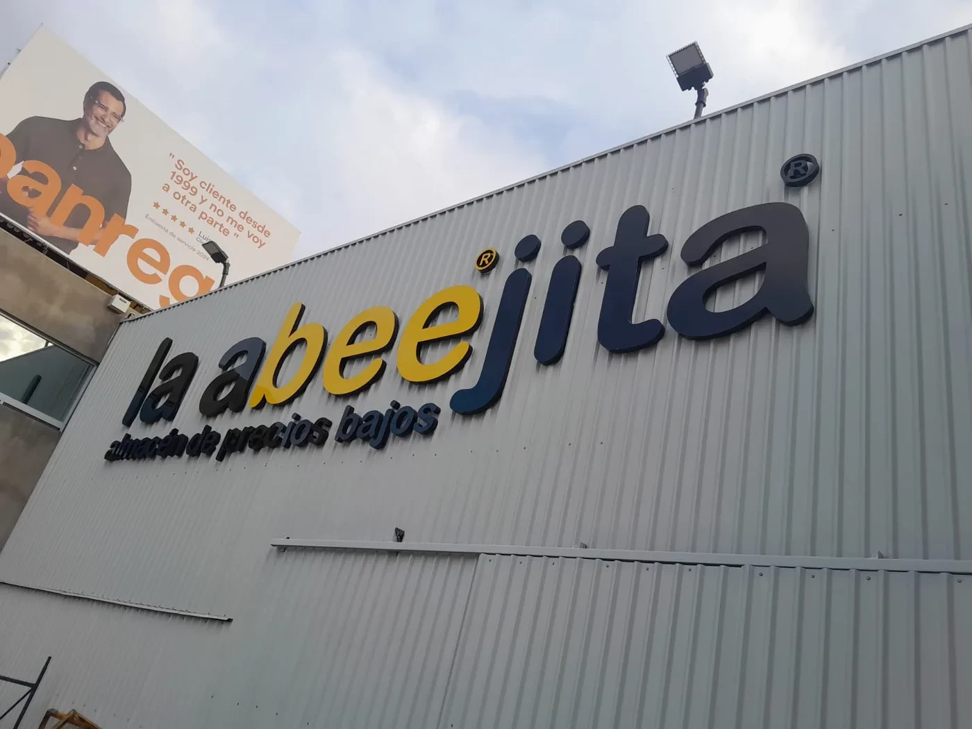 Letras de Bote 3D, frente de acrilico, con cantos de lamina iluminado con Leds