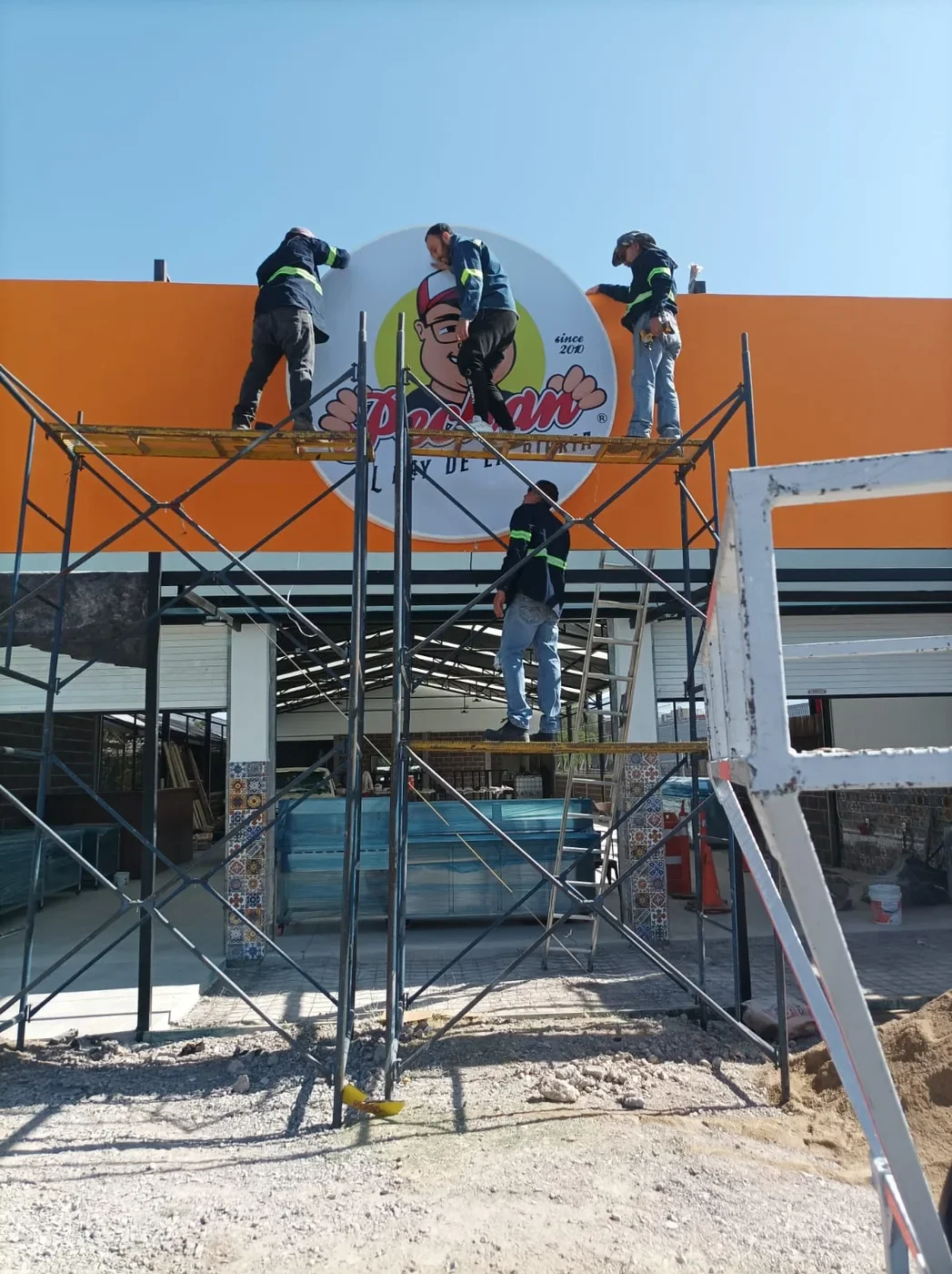 Anuncio en lamina galvanizada pintada en color oxido montado en estructura metalica de perfil con iluminacion led