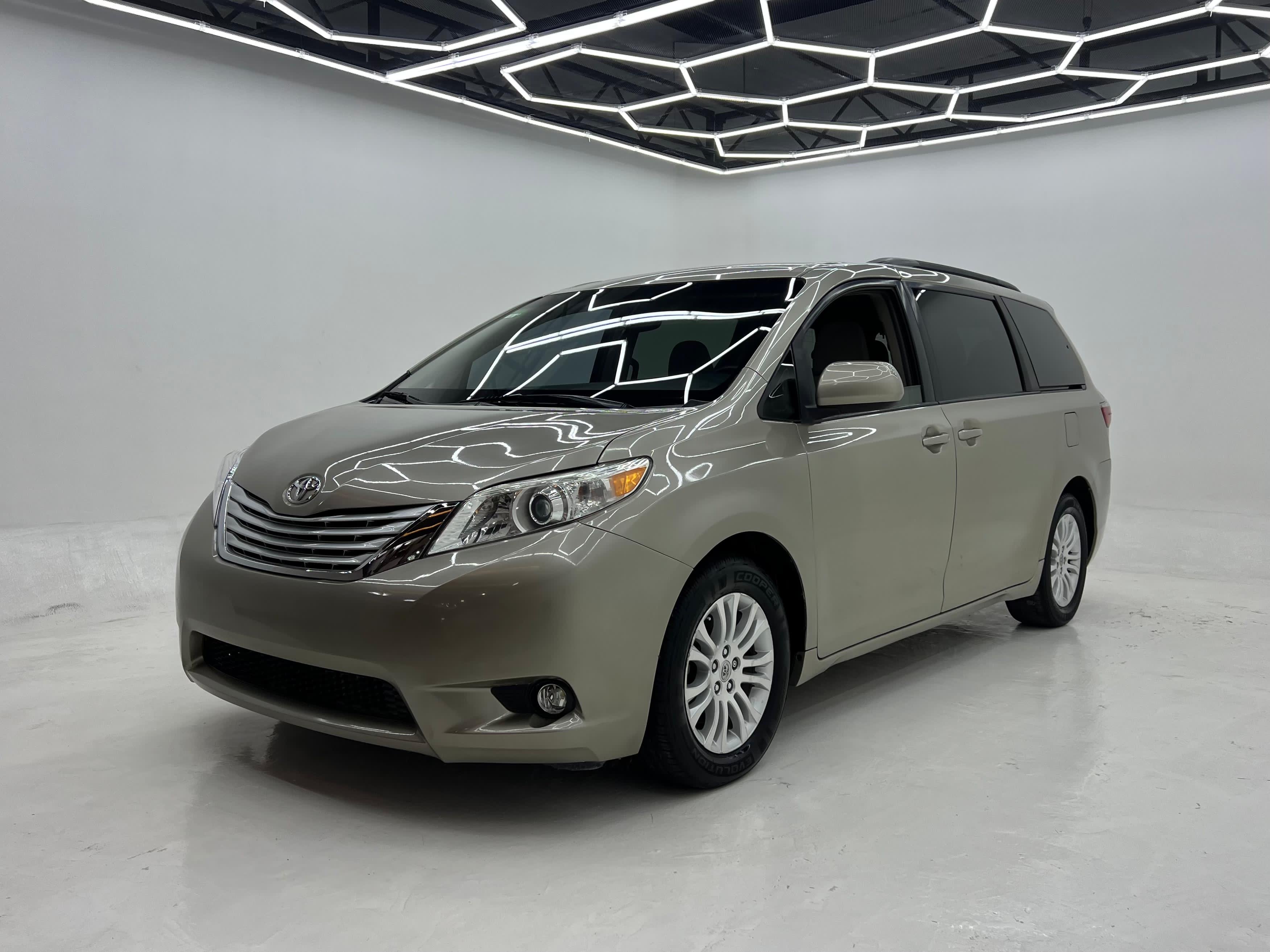 2015 toyota Sienna XLE 