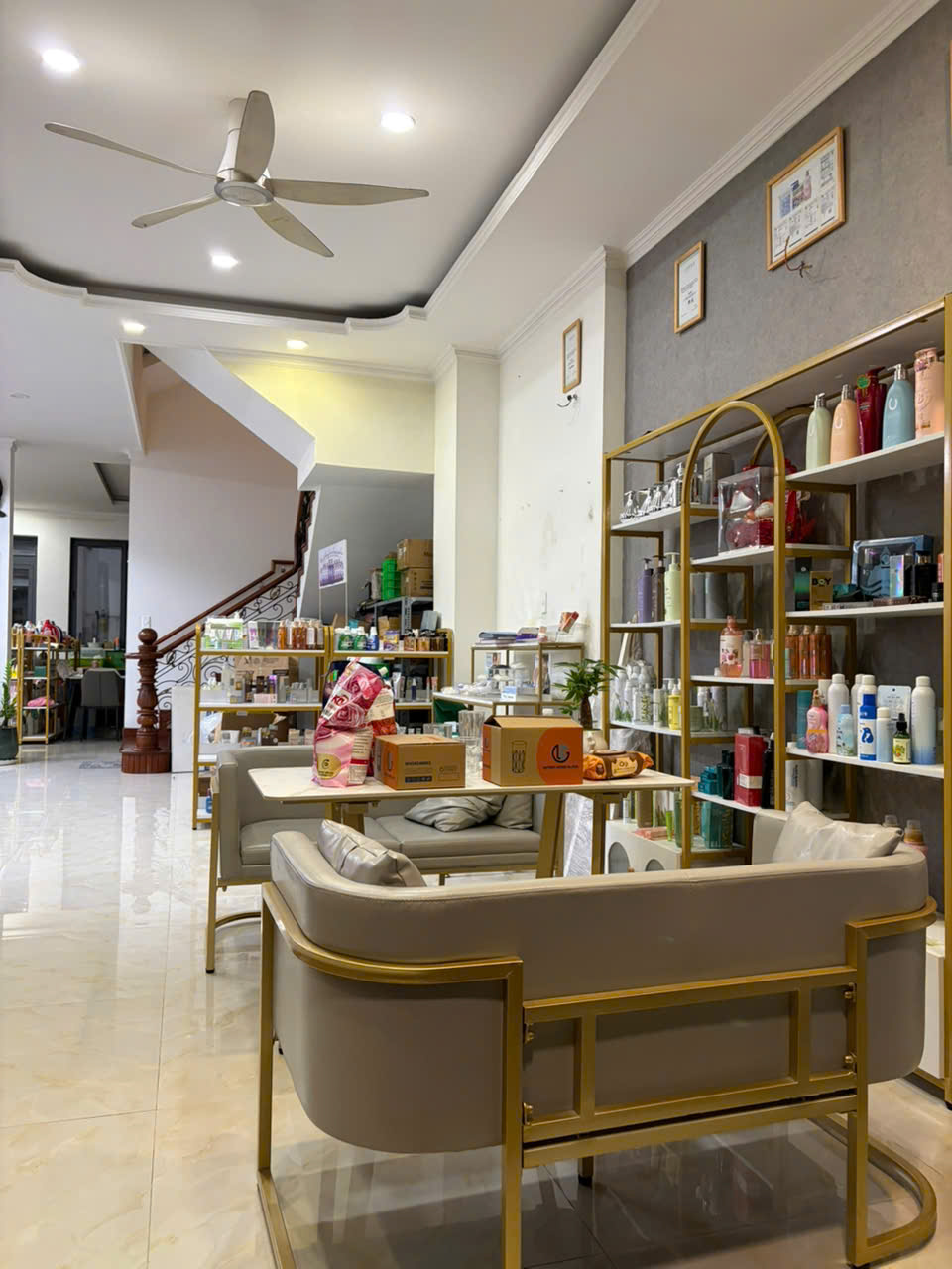 Kho hàng Lê Triết Mall 4