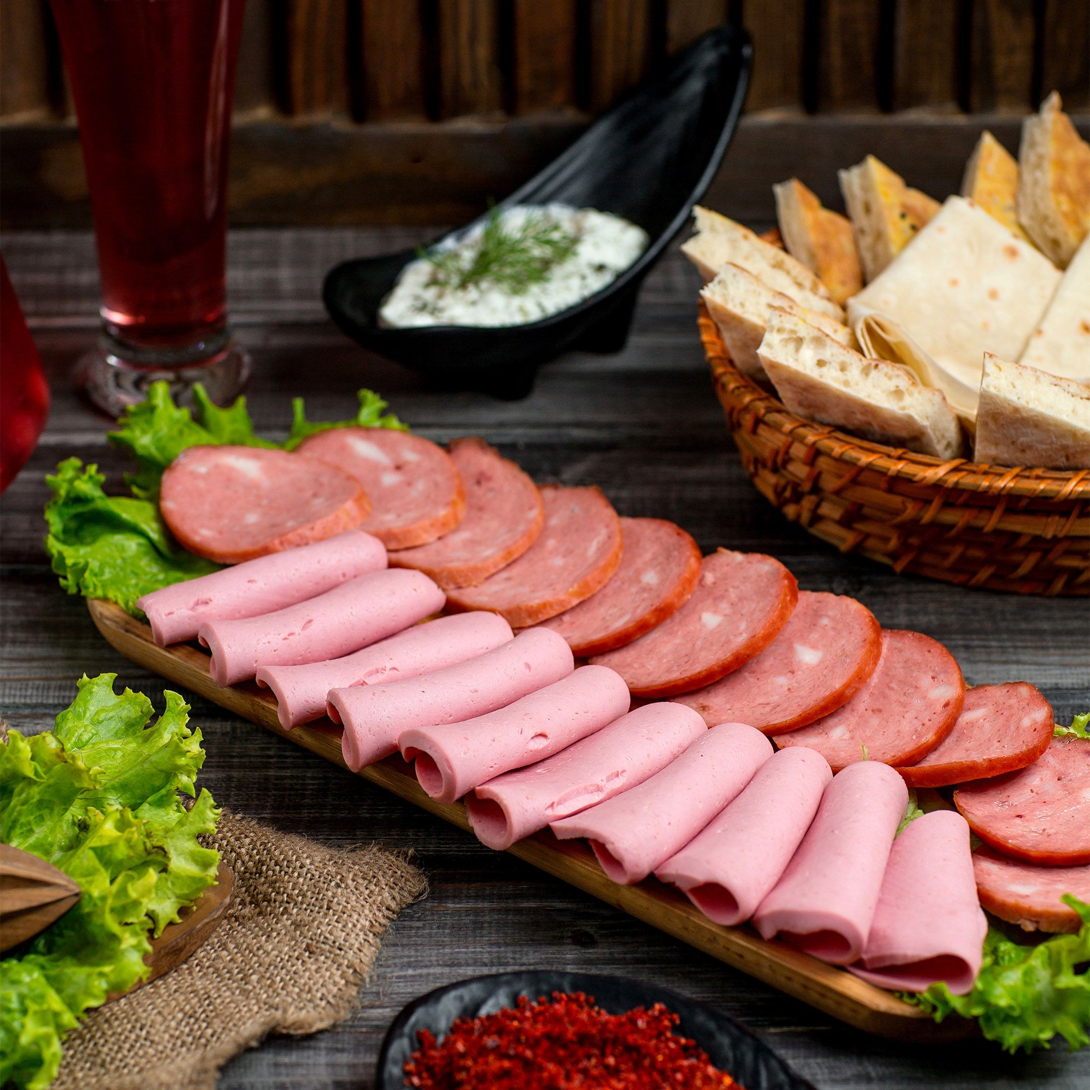 Macar Salamla 10 Dakikada Aperitif Tabak Hazırla!