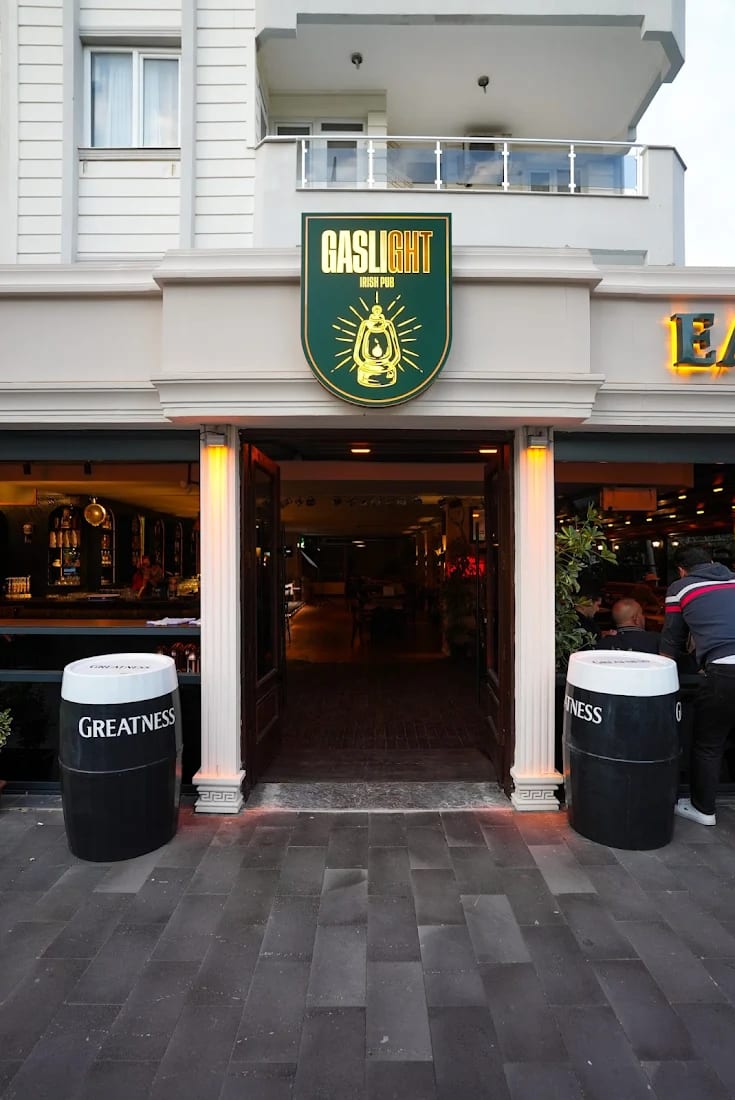 Gaslight Pub - Kapak Fotoğrafı