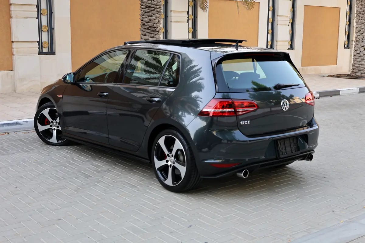 Volkswagen Golf GTI 2017 - 134000km-GCC Specs - Excellent Condition - Thumbnail 3