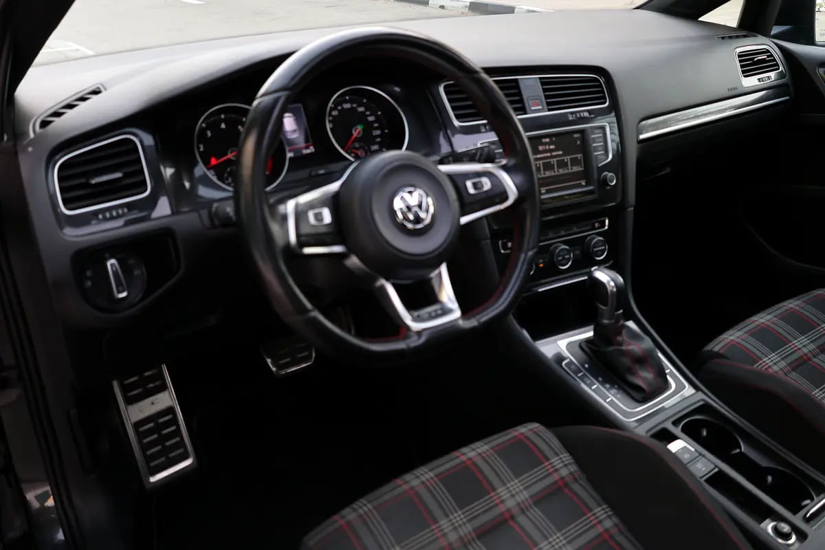 Volkswagen Golf GTI 2017 - 134000km-GCC Specs - Excellent Condition - Thumbnail 10