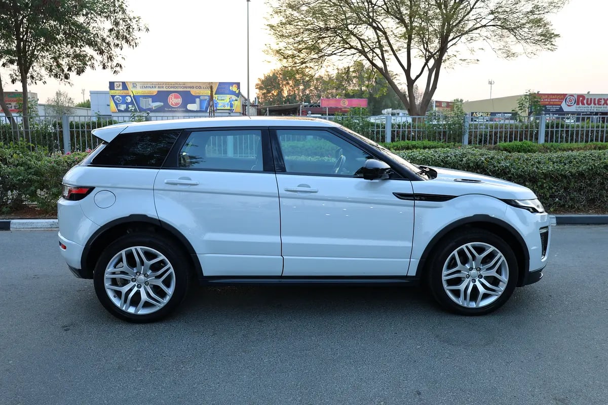 EVOQUE ( R-DYNAMIC ) - GCC SPECS - UNDER WARRANTY - ACCIDENT FREE - FULL SERVICE HISTORY - - Thumbnail 8