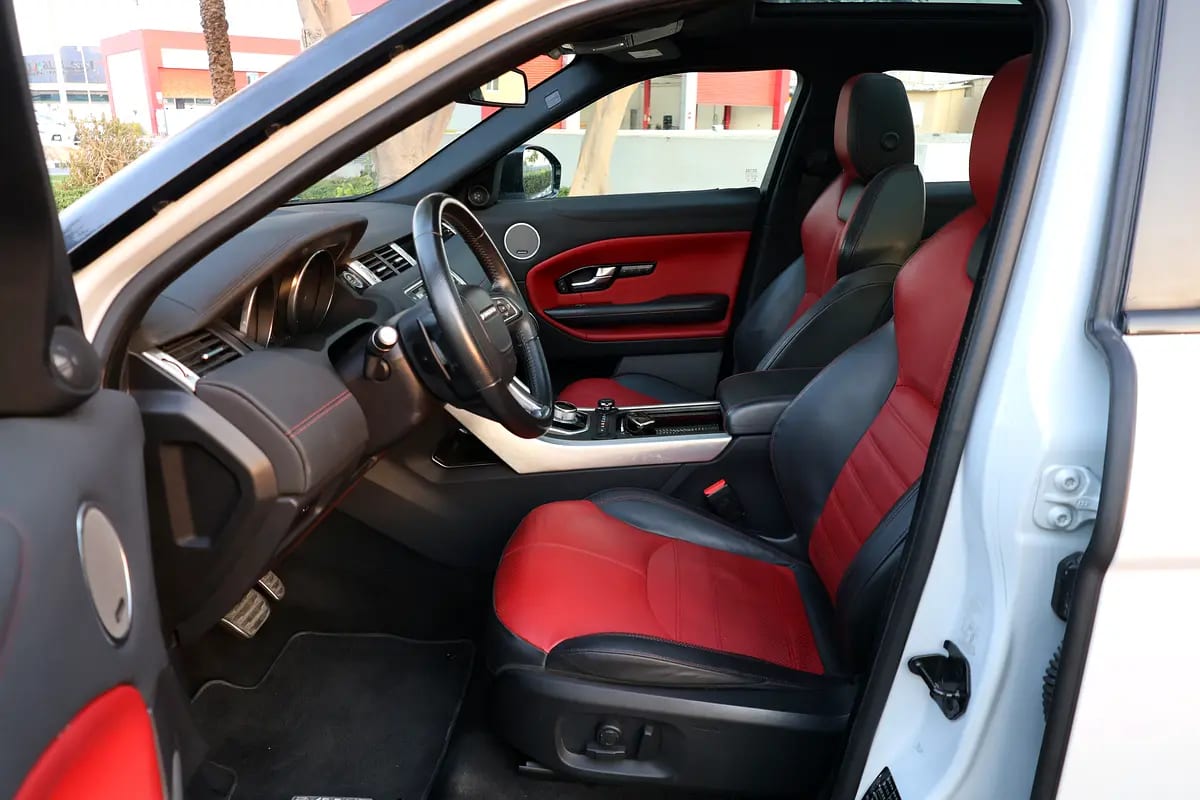 EVOQUE ( R-DYNAMIC ) - GCC SPECS - UNDER WARRANTY - ACCIDENT FREE - FULL SERVICE HISTORY - - Thumbnail 10