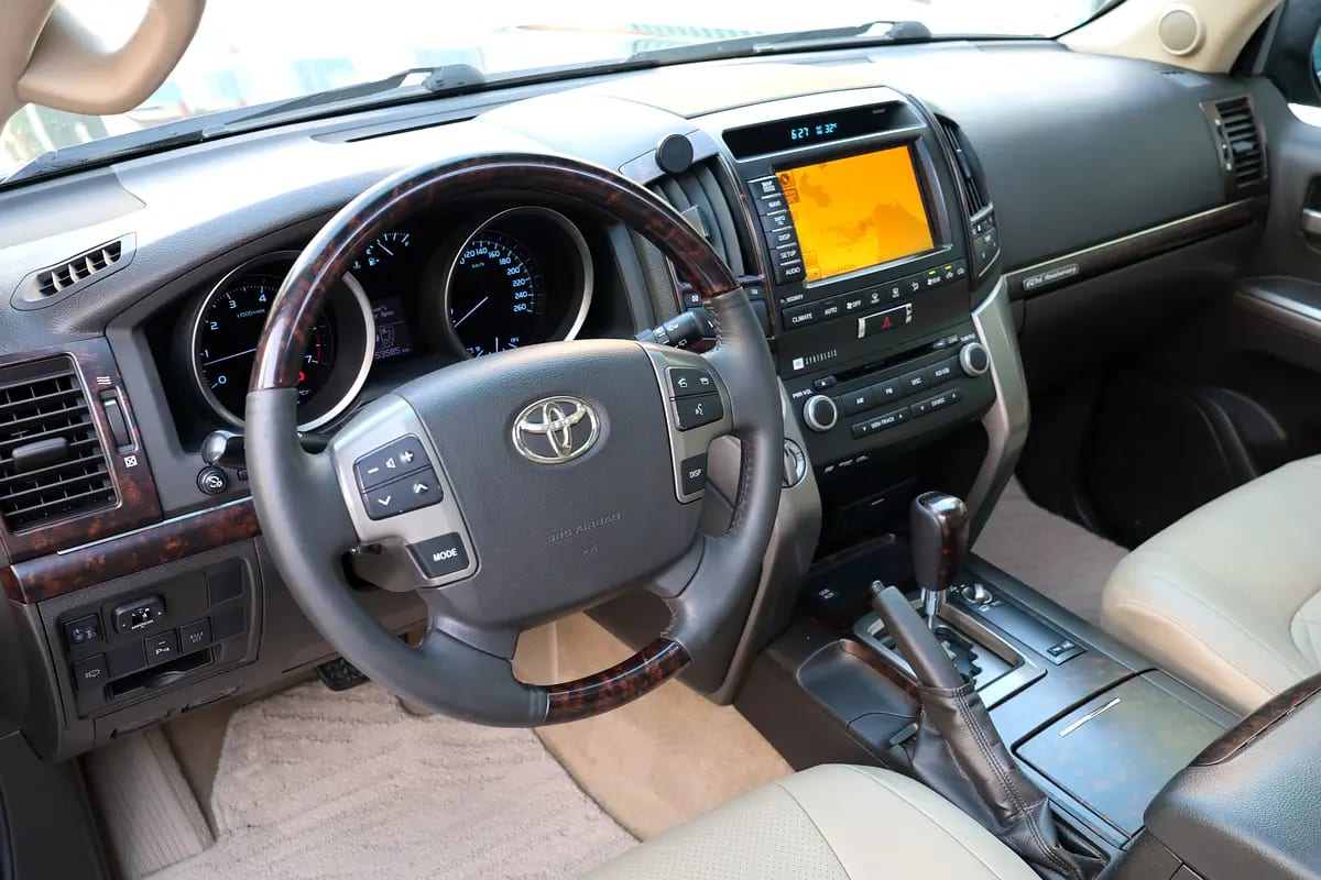 Toyota Land Cruiser VXR 2011 -153000KM- GCC Specs - Well Maintained - Thumbnail 10