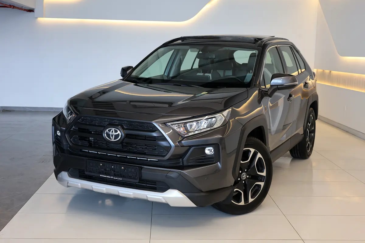 RAV4 ADVENTURE 4WD - GCC SPECS - ACCIDENT FREE - FULL SERVICE HISTORY - UNDER WARRANTY - - Image 1