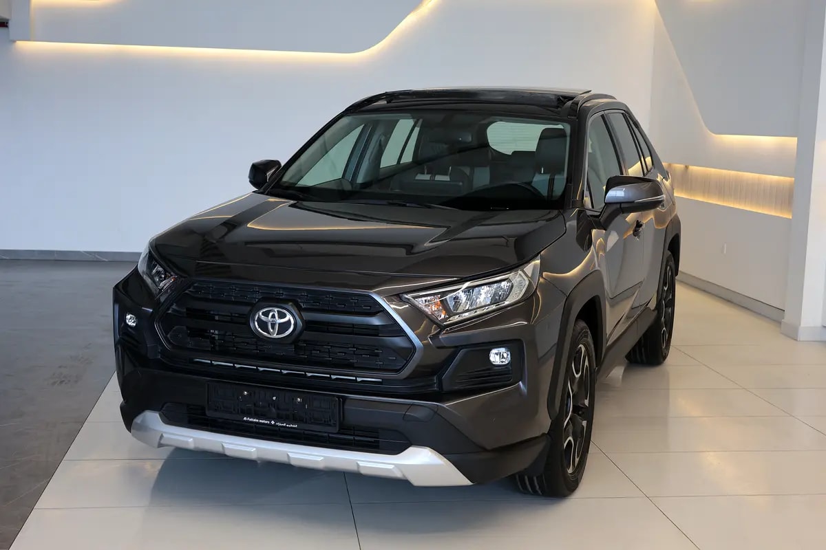 RAV4 ADVENTURE 4WD - GCC SPECS - ACCIDENT FREE - FULL SERVICE HISTORY - UNDER WARRANTY - - Thumbnail 3