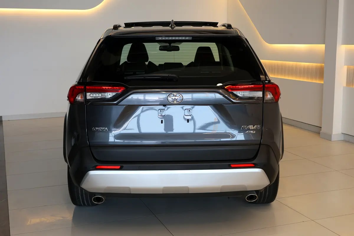 RAV4 ADVENTURE 4WD - GCC SPECS - ACCIDENT FREE - FULL SERVICE HISTORY - UNDER WARRANTY - - Thumbnail 8
