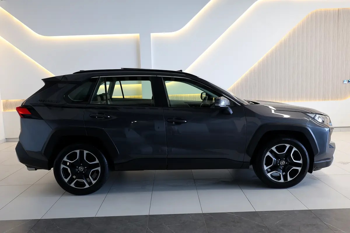 RAV4 ADVENTURE 4WD - GCC SPECS - ACCIDENT FREE - FULL SERVICE HISTORY - UNDER WARRANTY - - Thumbnail 9