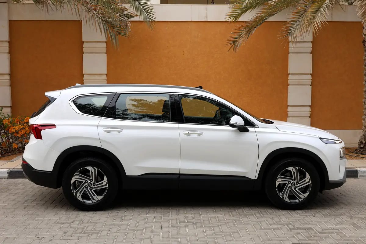 SANTA FE 2.5L ( COMFORT PLUS ) - GCC SPECS - UNDER WARRANTY UNTIL OCT 2028 - ACCIDENT FREE - - Thumbnail 9