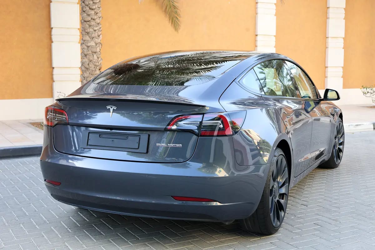 TESLA MODEL 3 PERFORMANCE - GCC SPECS - UNDER WARRANTY - FULL SERVICE HISTORY - ACCIDENT FREE - - Thumbnail 4