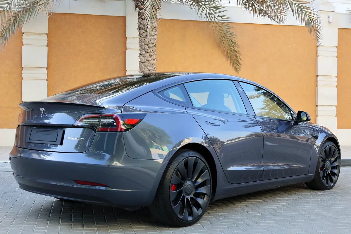 TESLA MODEL 3 PERFORMANCE - GCC SPECS - UNDER WARRANTY - FULL SERVICE HISTORY - ACCIDENT FREE - - Thumbnail 8