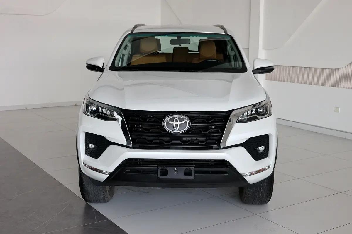 Toyota Fortuner GXR 2023 | GCC Specs | Low Mileage 46000km-Pristine Conditiom - Thumbnail 5
