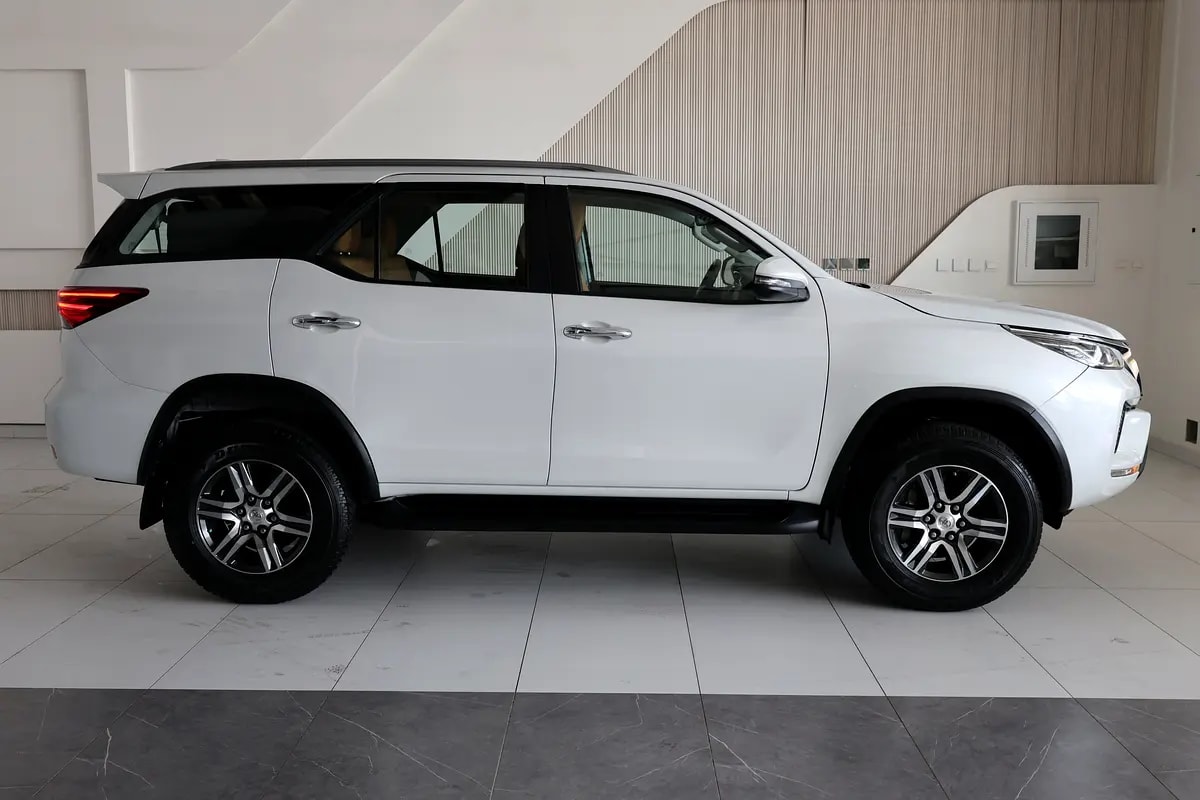 Toyota Fortuner GXR 2023 | GCC Specs | Low Mileage 46000km-Pristine Conditiom - Thumbnail 7