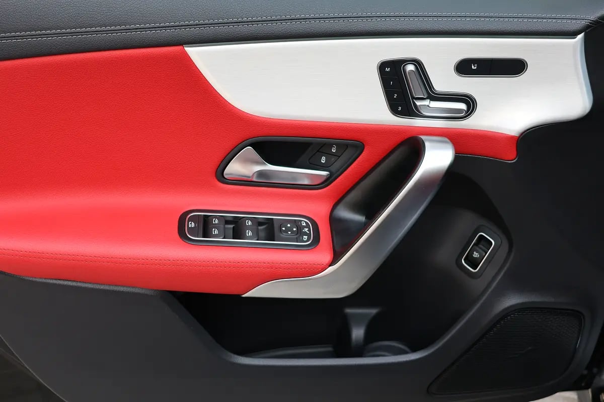 A200 AMG - GCC SPECS - UNDER WARRANTY / SERVICE CONTRACT 105,000 KM FROM GARGASH - ACCIDENT FREE - - Thumbnail 9