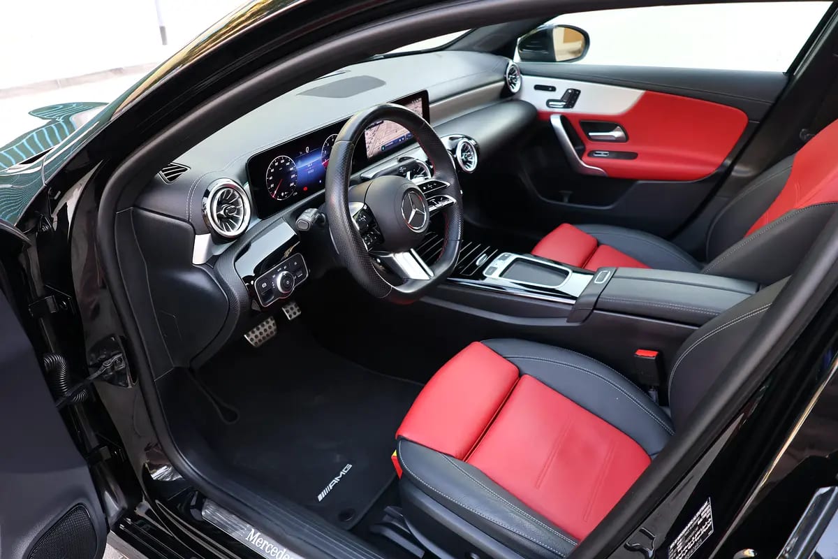 A200 AMG - GCC SPECS - UNDER WARRANTY / SERVICE CONTRACT 105,000 KM FROM GARGASH - ACCIDENT FREE - - Thumbnail 10