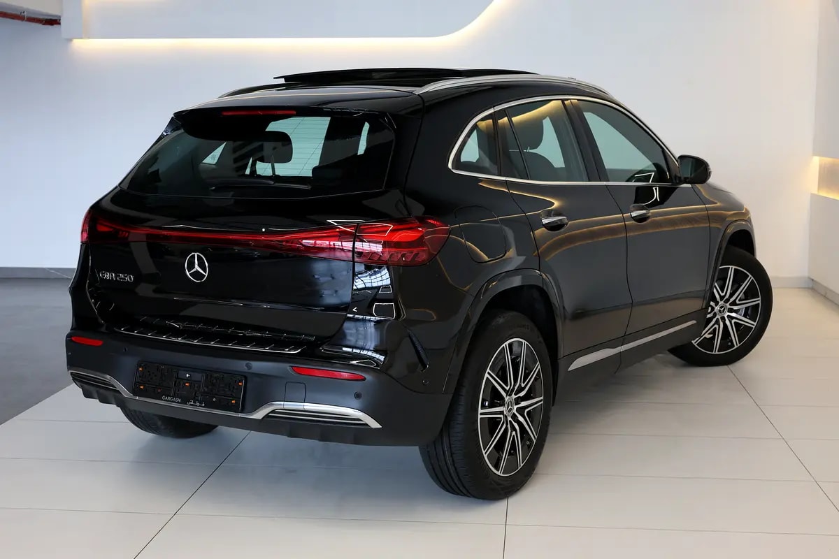 Mercedes-Benz EQA 250 AMG 2025 -15000km- GCC Specs -UNDER WARRANTY &amp; SERVICE- Brand New - Thumbnail 4